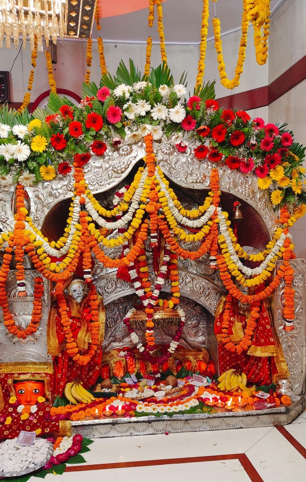 गुलदाउदी, गेंदा और गुलाब से हुआ मां चंद्रिका का शृंगार गुलदाउदी, गेंदा और गुलाब से हुआ मां चंद्रिका का शृंगार
