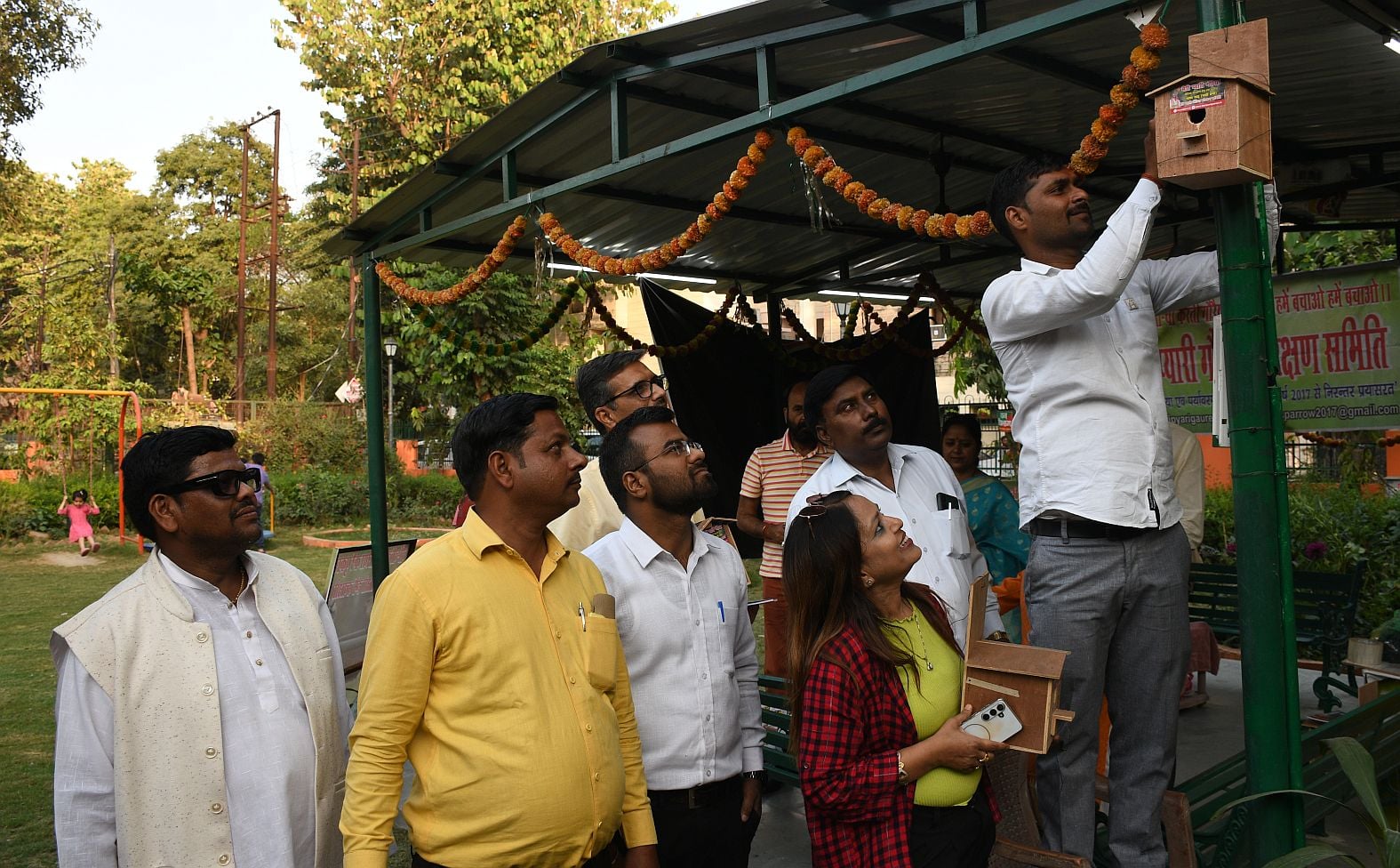 गौरैया के लिए लगाए कृत्रिम घोंसले