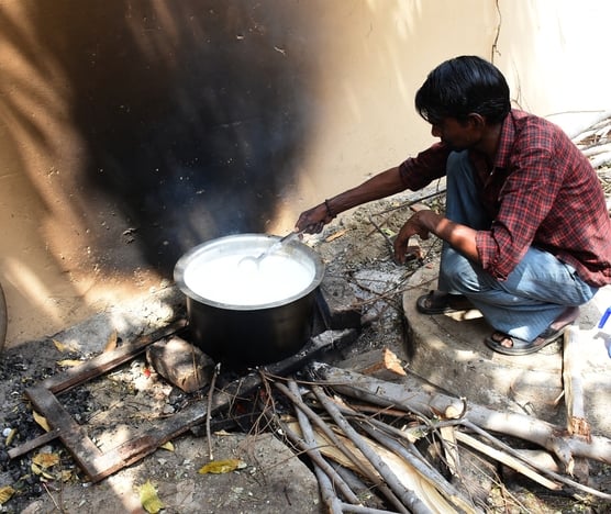 गैस न मिलने से भट्ठी पर पक रहा खाना। गैस न मिलने से भट्ठी पर पक रहा खाना।