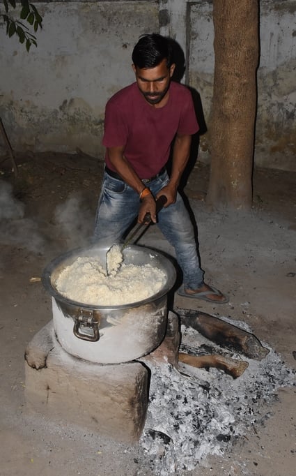 गैस न मिलने से भट्ठी पर पक रहा खाना। गैस न मिलने से भट्ठी पर पक रहा खाना।
