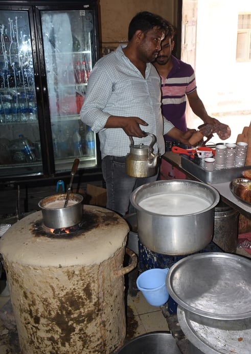 गैस न मिलने से भट्ठी पर पक रहा खाना। गैस न मिलने से भट्ठी पर पक रहा खाना।