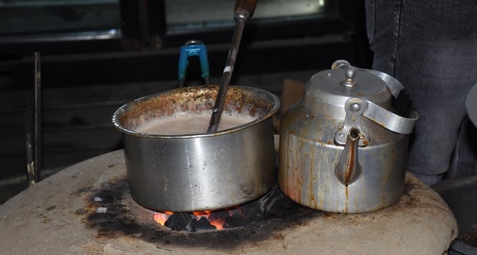 गैस न मिलने से भट्ठी पर पक रहा खाना। गैस न मिलने से भट्ठी पर पक रहा खाना।