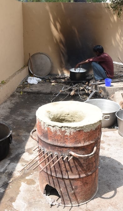 गैस न मिलने से भट्ठी पर पक रहा खाना। गैस न मिलने से भट्ठी पर पक रहा खाना।