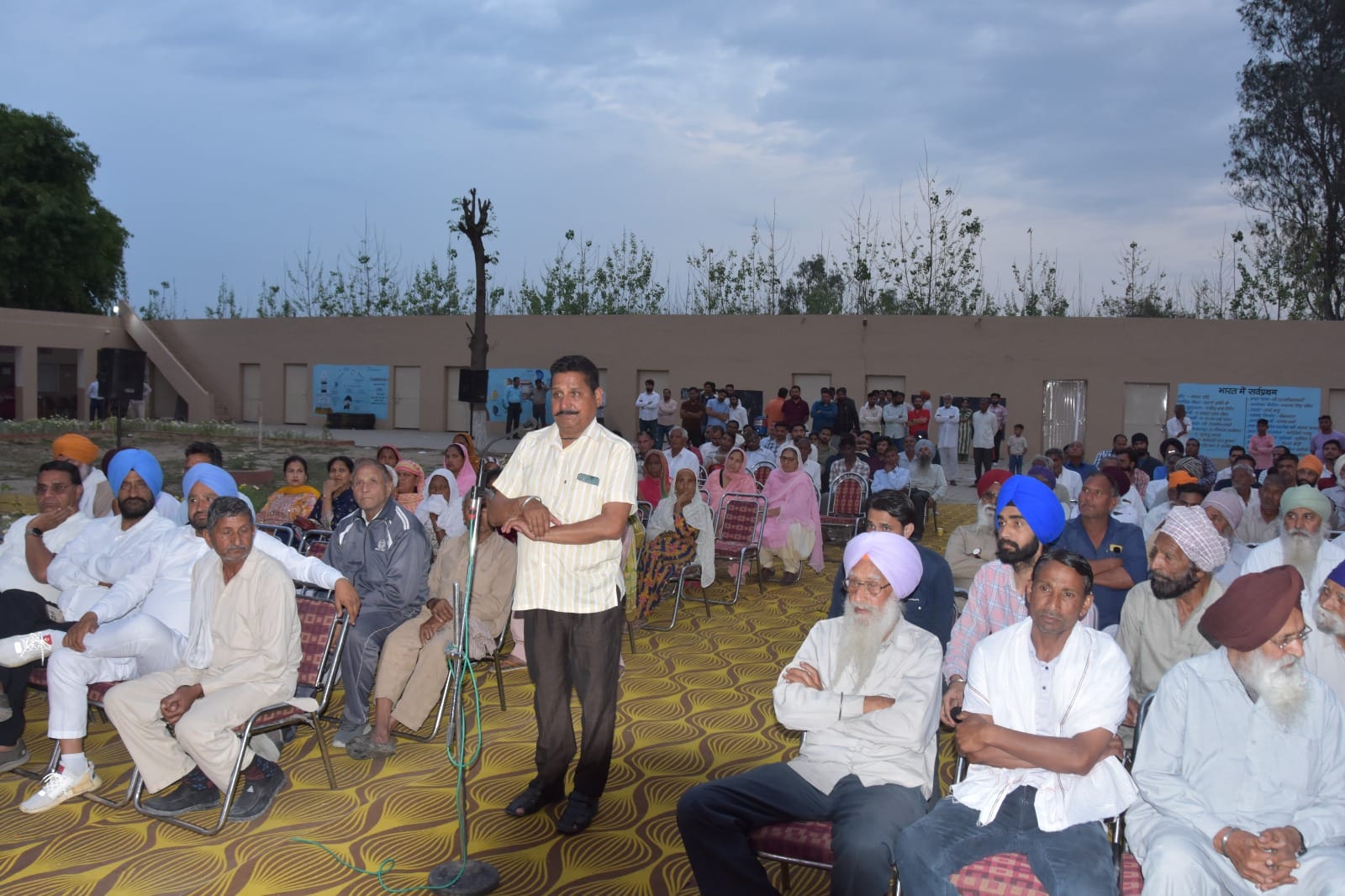 गांव मैहलावाली में रात्रि ठहराव के दौरान स्टॉल का अवलोकन करते अधिकारी। डीआईपीआरओ गांव मैहलावाली में रात्रि ठहराव के दौरान स्टॉल का अवलोकन करते अधिकारी। डीआईपीआरओ