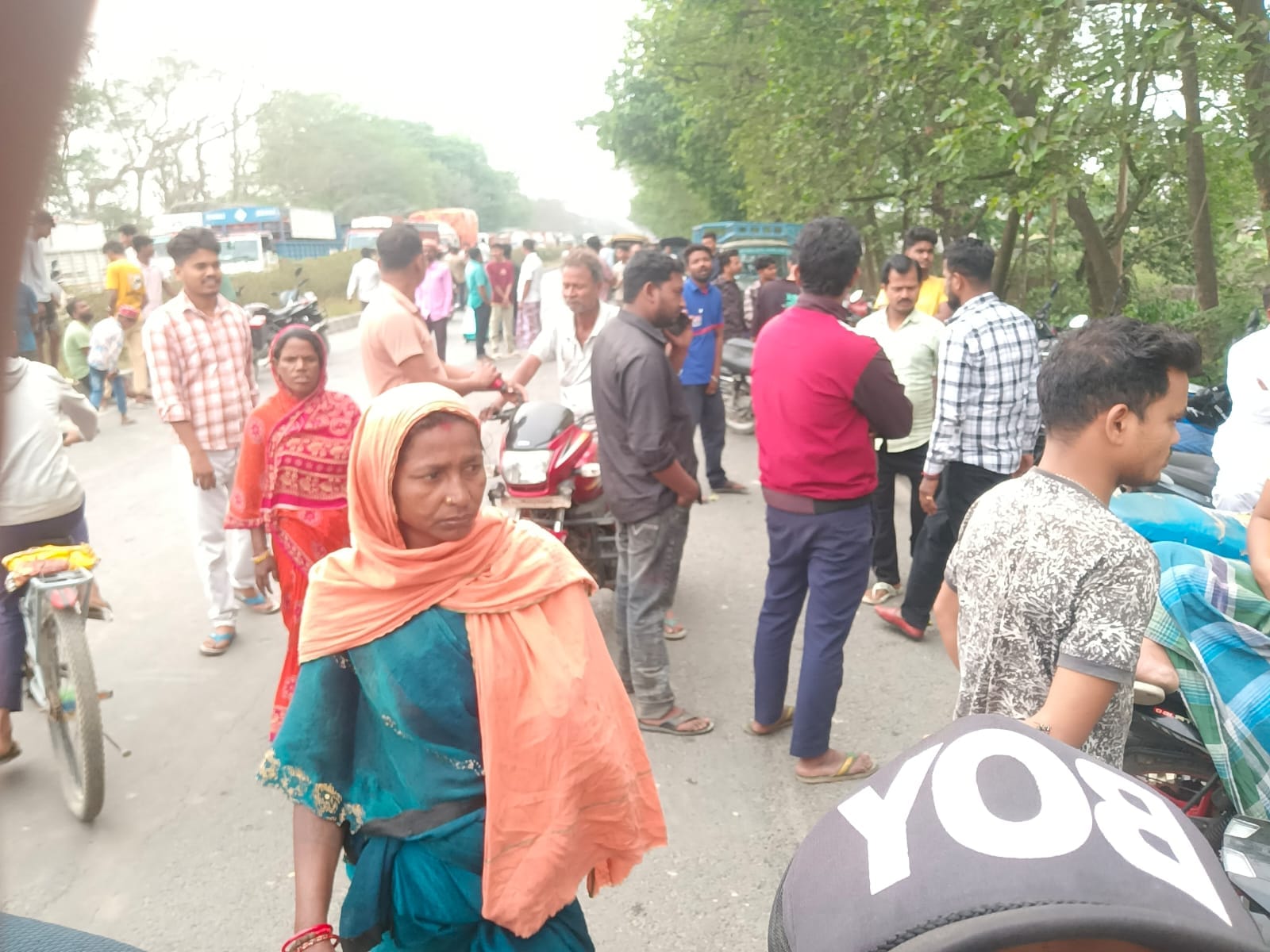 घटना के बाद सड़क जाम कर प्रदर्शन करते परिजन