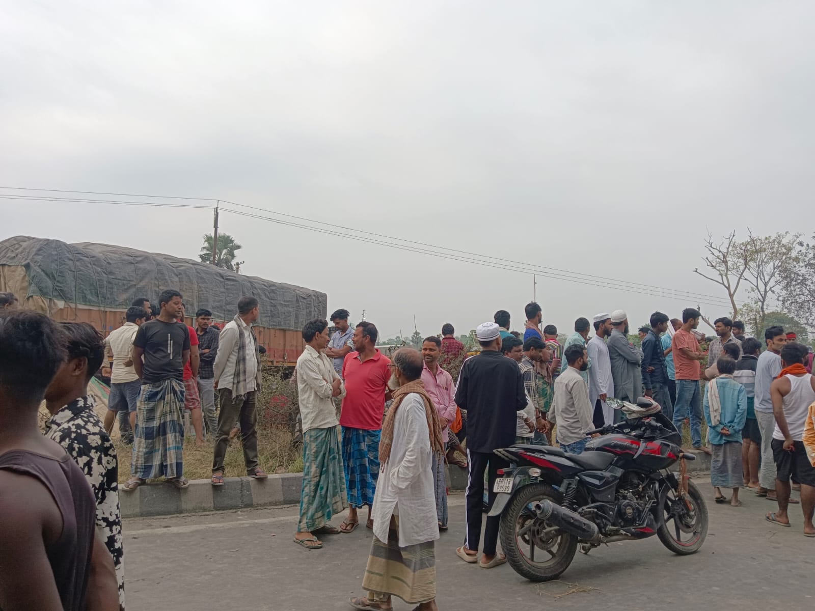 घटना के बाद सड़क जाम कर प्रदर्शन करते परिजन