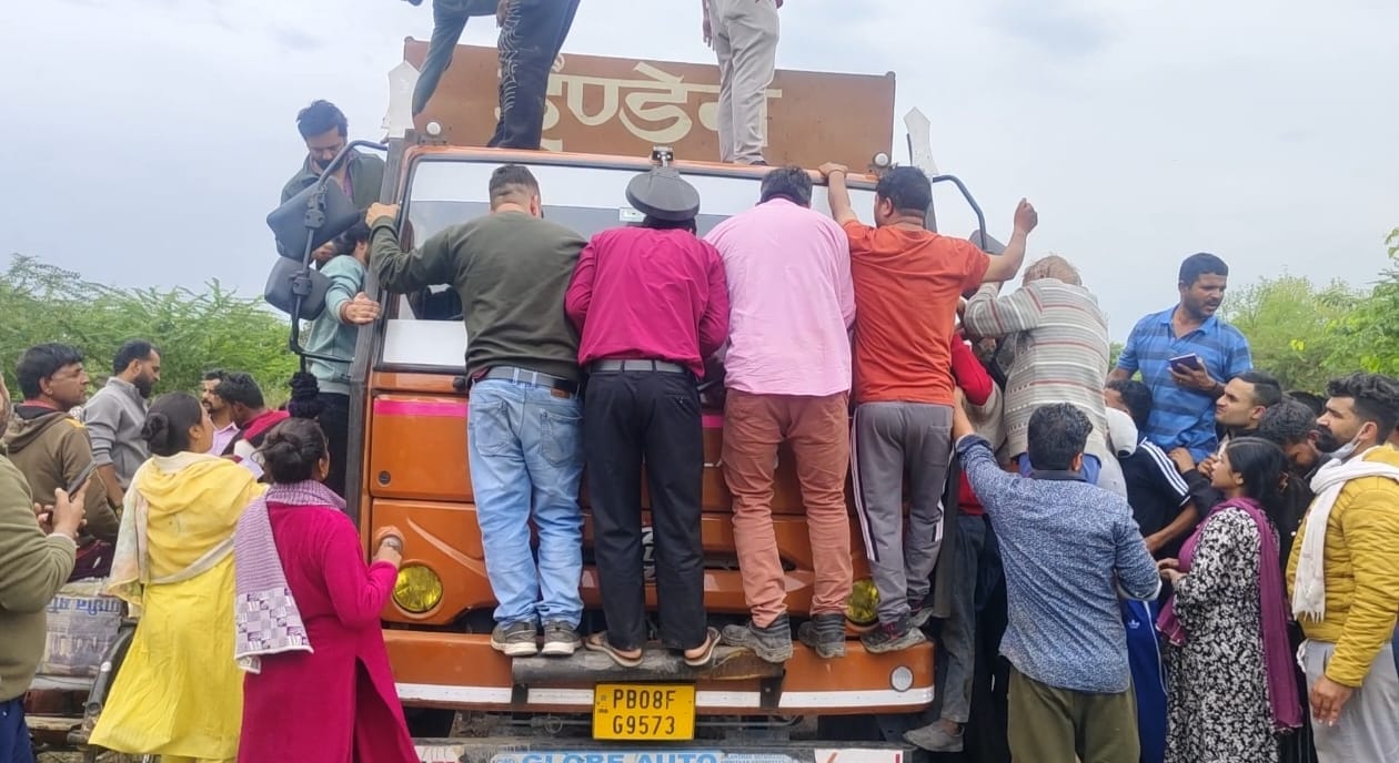 इंदौरा के डमटाल गैस एजेंसी में सिलिंडर लेने के लिए उमड़ी भीड़। स्रोत: जागरूक पाठक इंदौरा के डमटाल गैस एजेंसी में सिलिंडर लेने के लिए उमड़ी भीड़। स्रोत: जागरूक पाठक