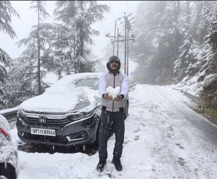 किन्नौर जिले के कल्पा में शुक्रवार को हुई ताजा बर्फबारी में गुजरते वाहन। संवाद