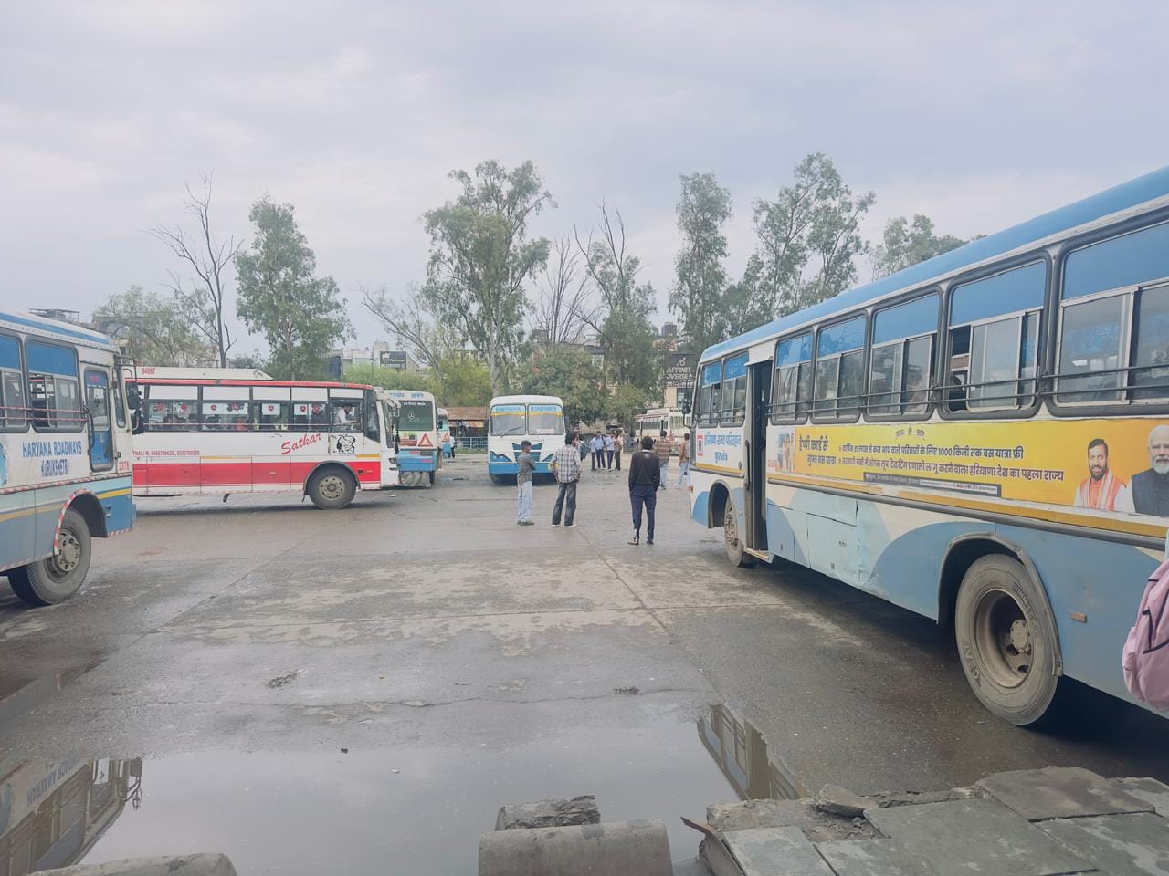 कुरुक्षेत्र। बस स्टैंड परिसर में बस का इंतजार करते यात्री। संवाद कुरुक्षेत्र। बस स्टैंड परिसर में बस का इंतजार करते यात्री। संवाद