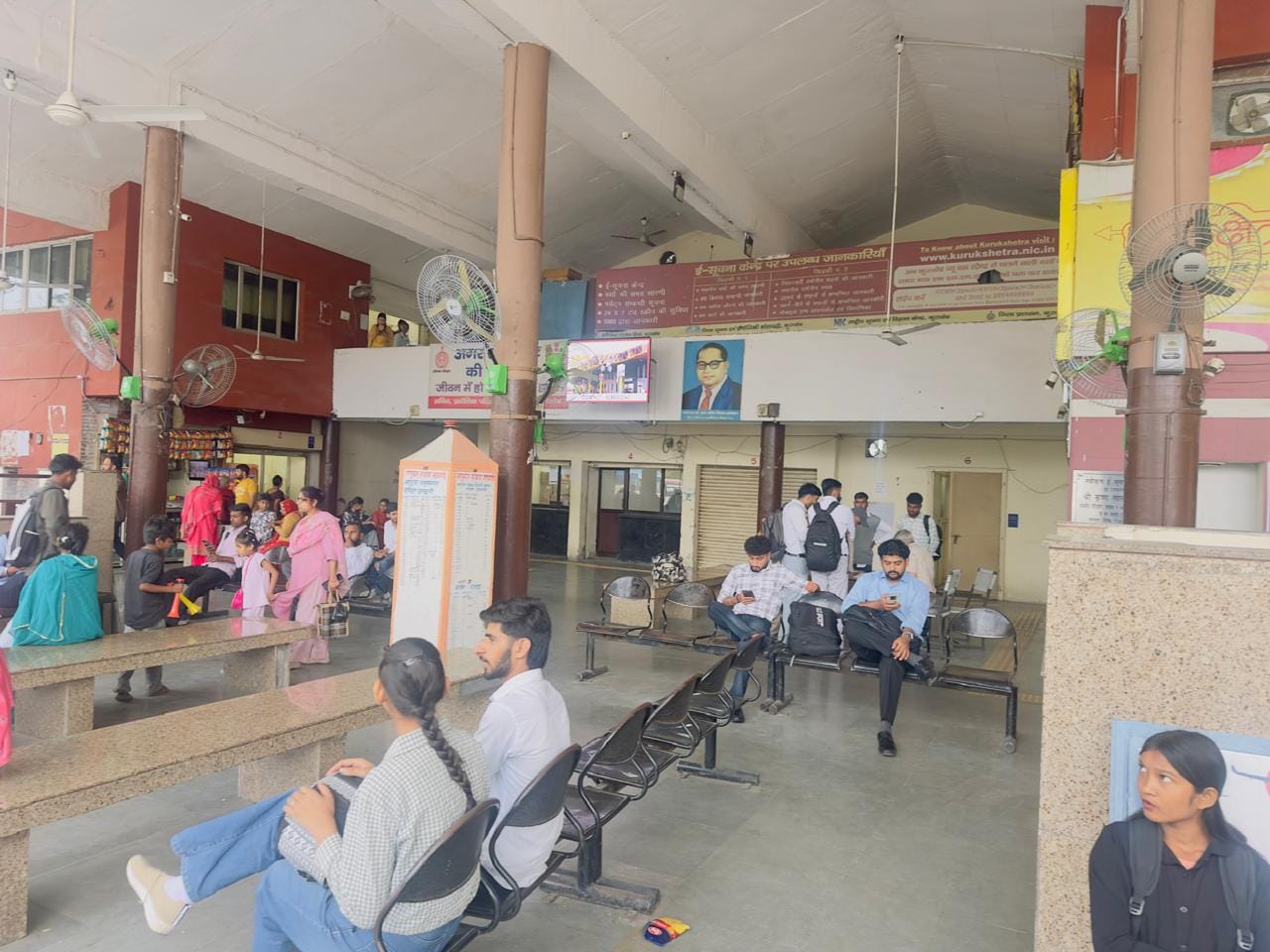 कुरुक्षेत्र। बस स्टैंड परिसर में बस का इंतजार करते यात्री। संवाद कुरुक्षेत्र। बस स्टैंड परिसर में बस का इंतजार करते यात्री। संवाद