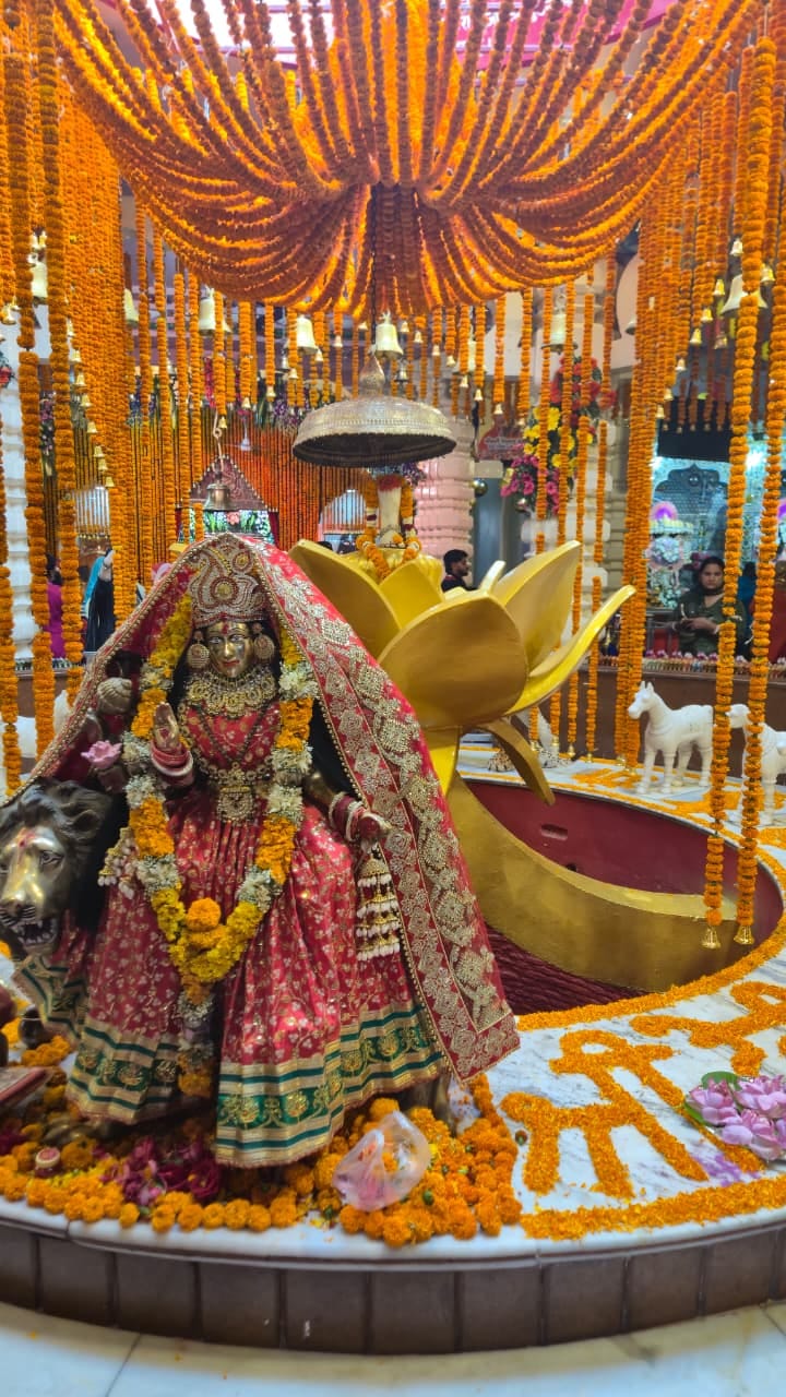 कुरुक्षेत्र। मां भद्रकाली मंदिर में झांकी के तहत विभिन्न रूप दिखाते कलाकार। संवाद