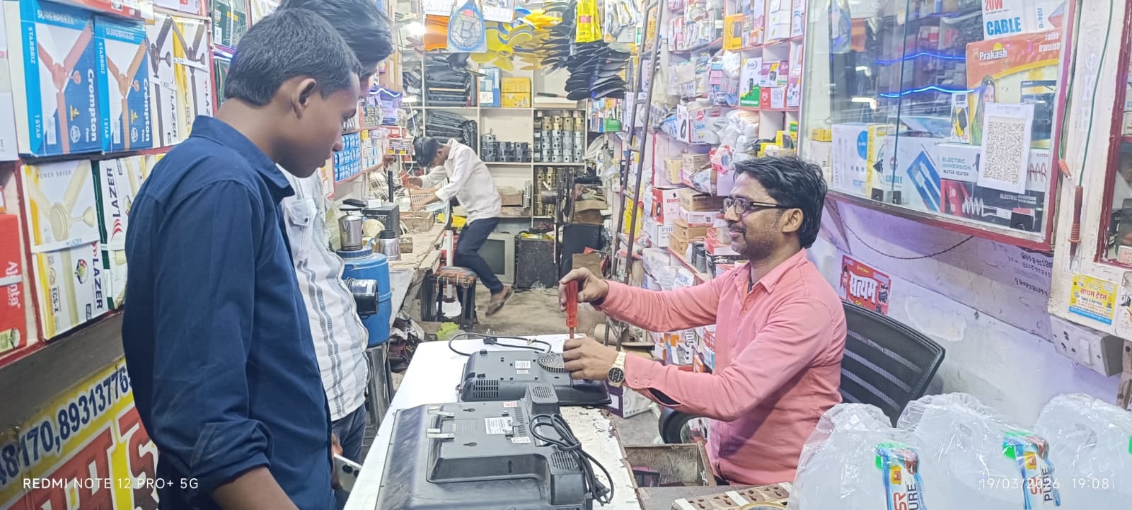 कसया नगर में दुकान पर इंडक्शन चूल्हे की खरीदारी करतीं महिला।संवाद कसया नगर में दुकान पर इंडक्शन चूल्हे की खरीदारी करतीं महिला।संवाद