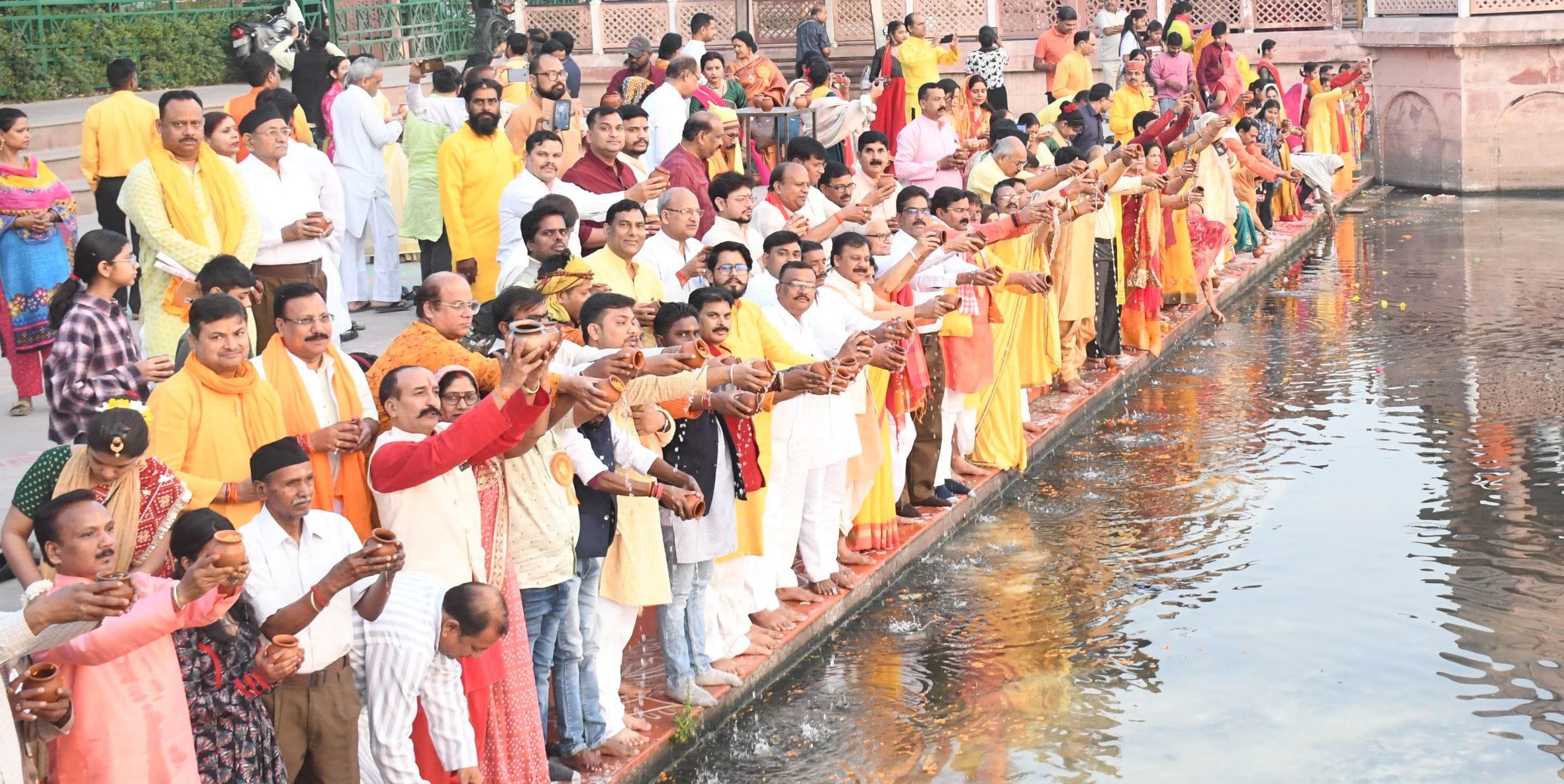 कुड़ियाघाट पर बृहस्पतिवार को भारतीय संस्कृति की अनुपम छटा बिखरी।