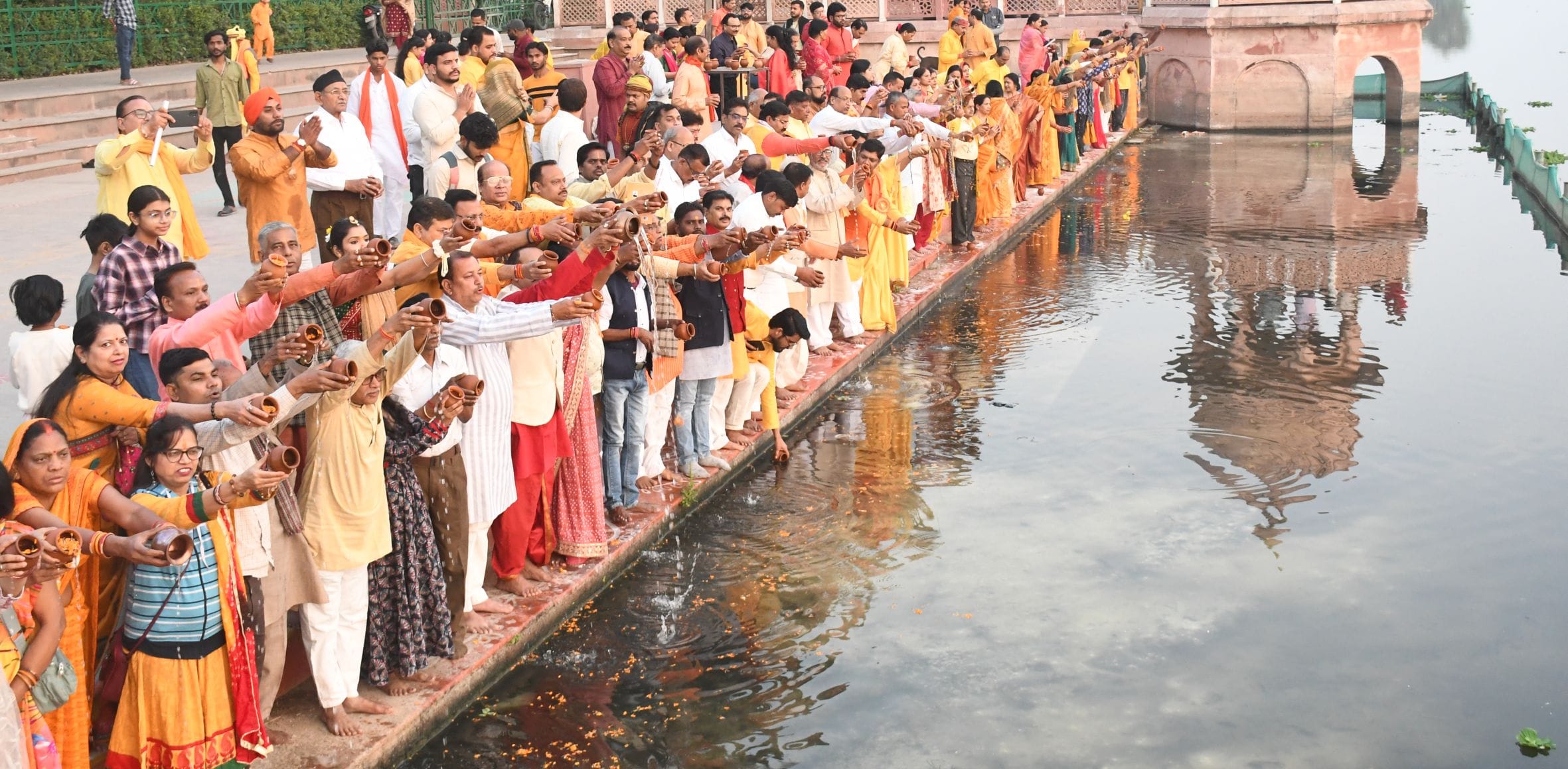 कुड़ियाघाट पर बृहस्पतिवार को भारतीय संस्कृति की अनुपम छटा बिखरी।