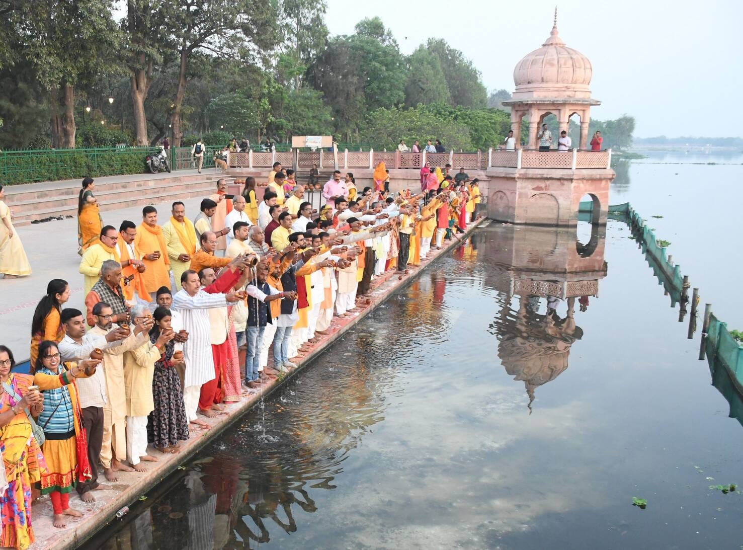 कुड़ियाघाट पर बृहस्पतिवार को भारतीय संस्कृति की अनुपम छटा बिखरी।