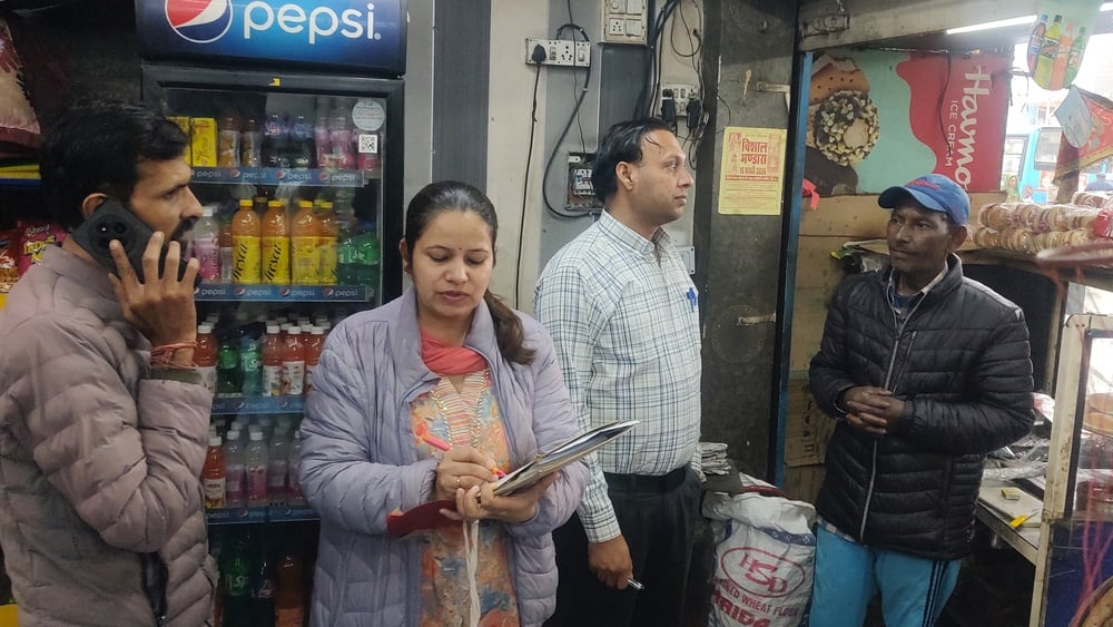 खाद्य एवं आपूर्ति विभाग गगरेट में दुकानों का निरीक्षण करते हुए।संवाद खाद्य एवं आपूर्ति विभाग गगरेट में दुकानों का निरीक्षण करते हुए।संवाद