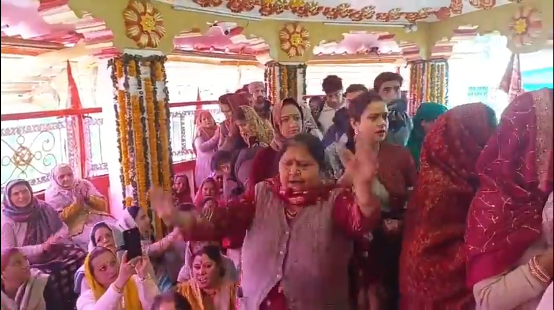 मां शूलिनी मंदिर में परिसर में दर्शन के लिए लगी भक्तों की भीड़। संवाद