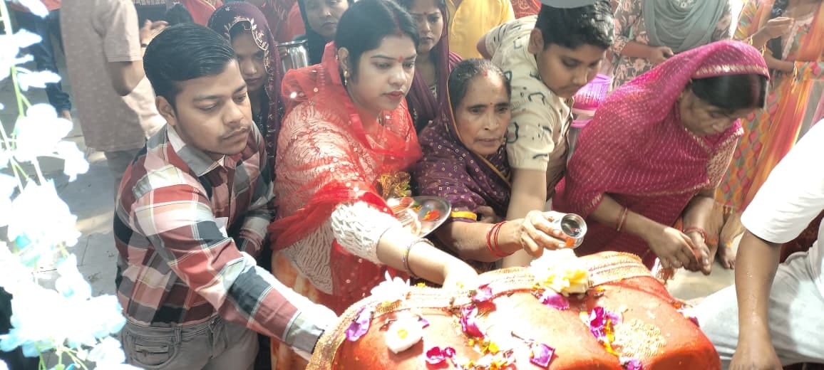 मेडिकल कॉलेज में चैत्र नवरात्र के पहले दिन हवन पूजन करते प्राचार्य डॉ. बलवीर सिंह व अन्य स्टाफ।