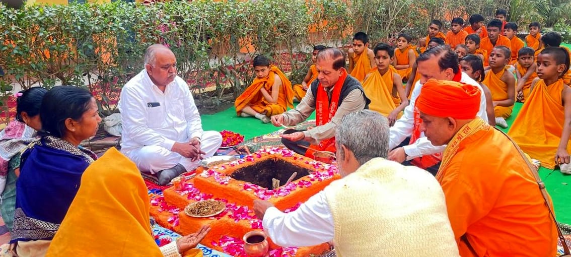 मोहल्ला मंडी स्थित माता दुर्गा मंदिर में नवरात्र के प्रथम दिन मातारानी की पूजा करते श्रद्धालु।