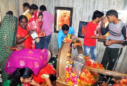 मोहल्ला मंडी स्थित माता दुर्गा मंदिर में नवरात्र के प्रथम दिन मातारानी की पूजा करते श्रद्धालु।