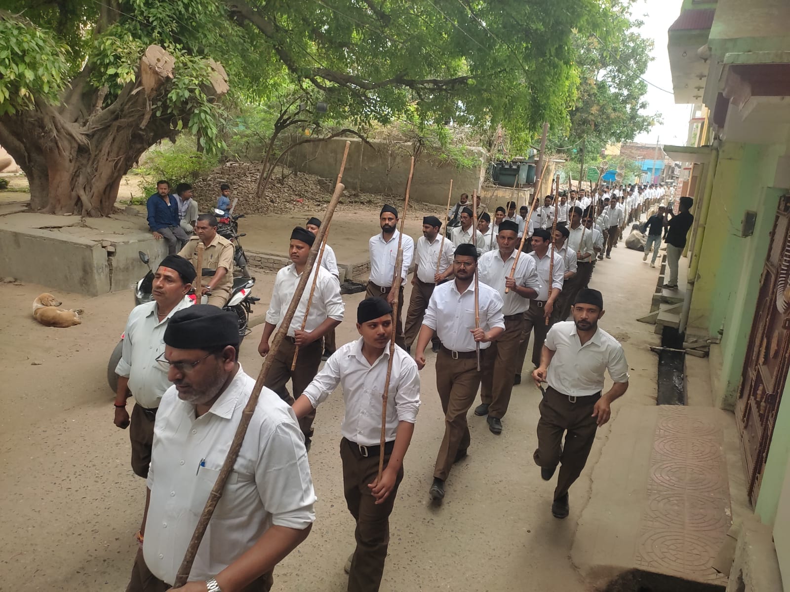 मोहल्ला मंडी स्थित माता दुर्गा मंदिर में नवरात्र के प्रथम दिन मातारानी की पूजा करते श्रद्धालु।