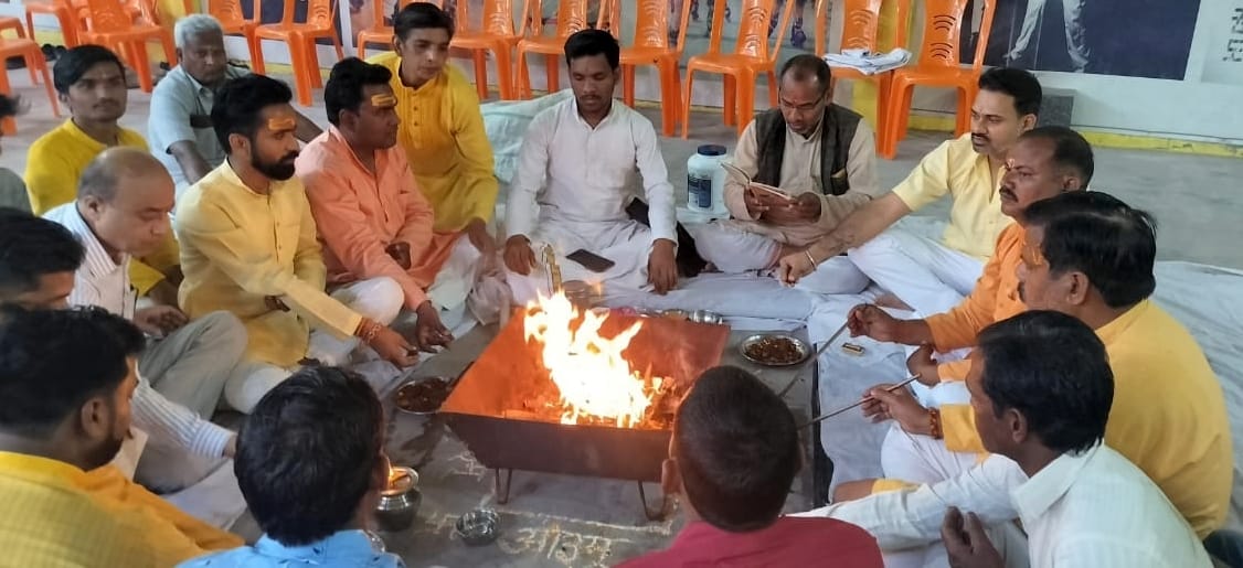 मोहल्ला मंडी स्थित माता दुर्गा मंदिर में नवरात्र के प्रथम दिन मातारानी की पूजा करते श्रद्धालु।