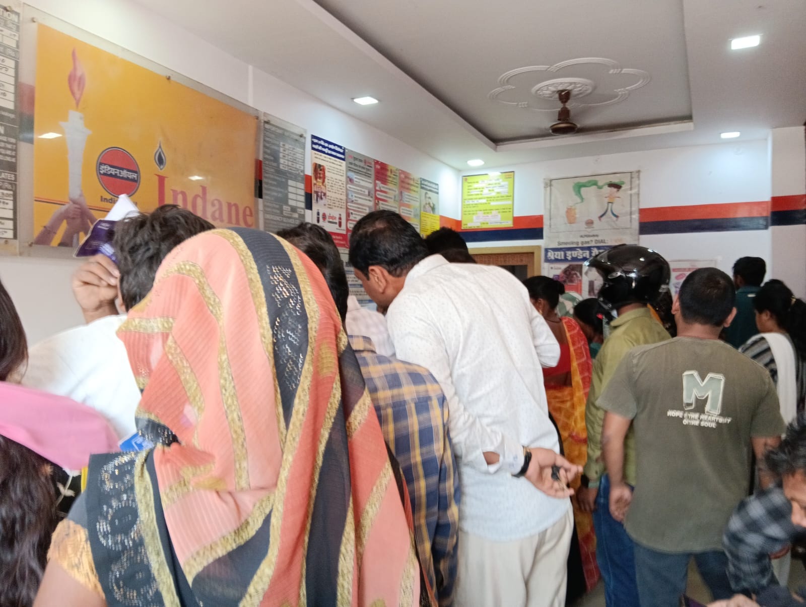 मेंहदावल में एक गैस एजेंसी पर सिलिंडर के लिए जुटी भीड़। संवाद मेंहदावल में एक गैस एजेंसी पर सिलिंडर के लिए जुटी भीड़। संवाद
