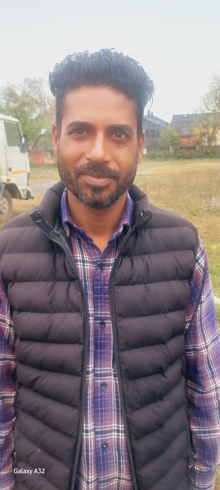 मझोला में गैस वाहन पहुंचने पर लगी उपभोक्ताओं की कतार संवाद मझोला में गैस वाहन पहुंचने पर लगी उपभोक्ताओं की कतार संवाद