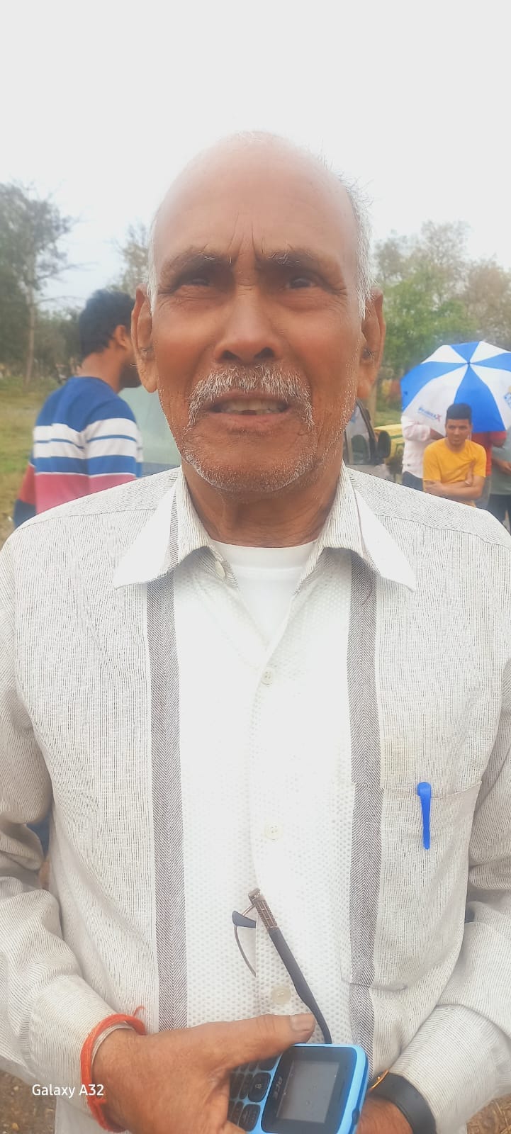 मझोला में गैस वाहन पहुंचने पर लगी उपभोक्ताओं की कतार संवाद मझोला में गैस वाहन पहुंचने पर लगी उपभोक्ताओं की कतार संवाद