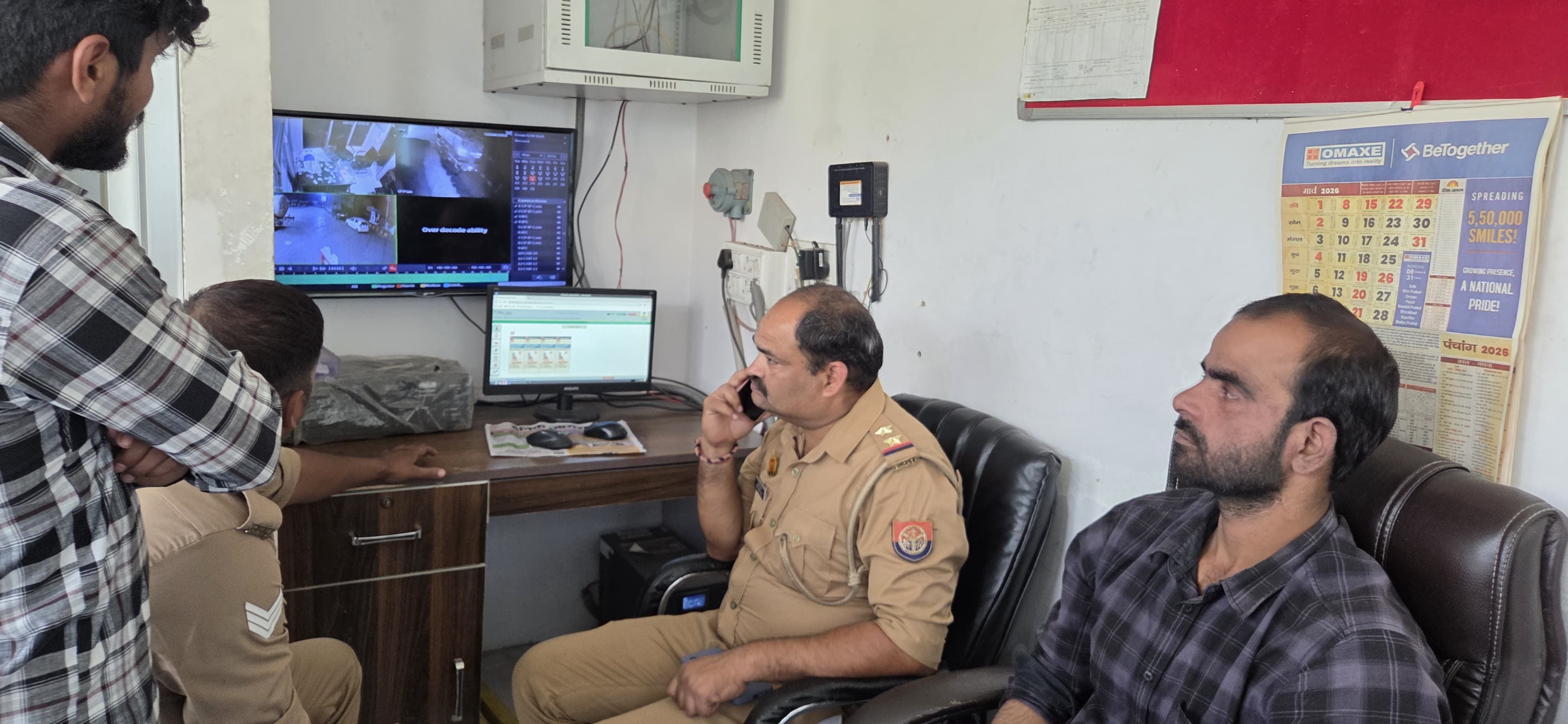 मौके पर जांच करते पुलिस अधिकारी व खंगाली जा रही सीसीटीवी फुटेज। मौके पर जांच करते पुलिस अधिकारी व खंगाली जा रही सीसीटीवी फुटेज।