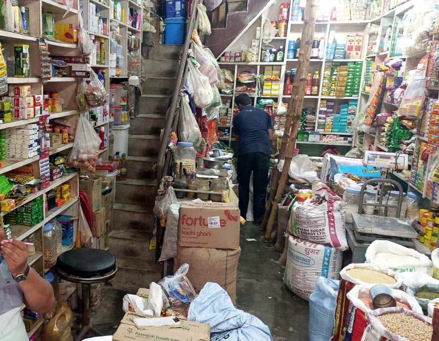 मिलावटी खाद्य पदार्थ की जांच करते अधिकारी।स्रोत-सोशल मीडिया