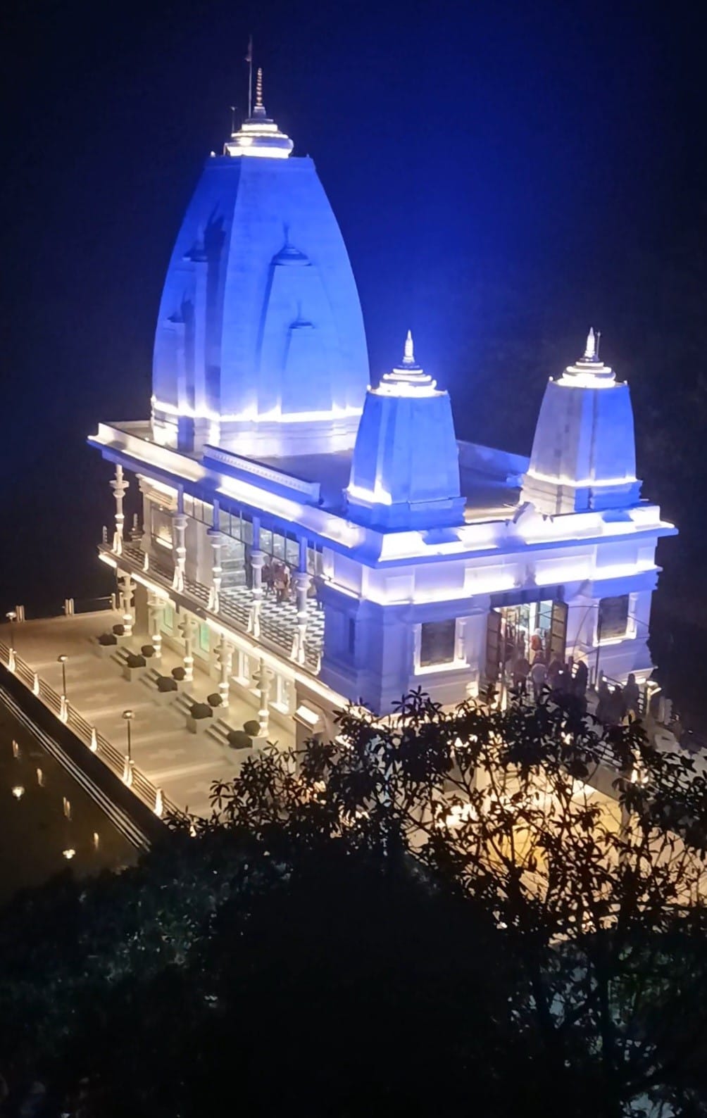 नई बाजार मेंआकर्षक झालरों से सजाया गया माता शीतला मंदिर। संवाद