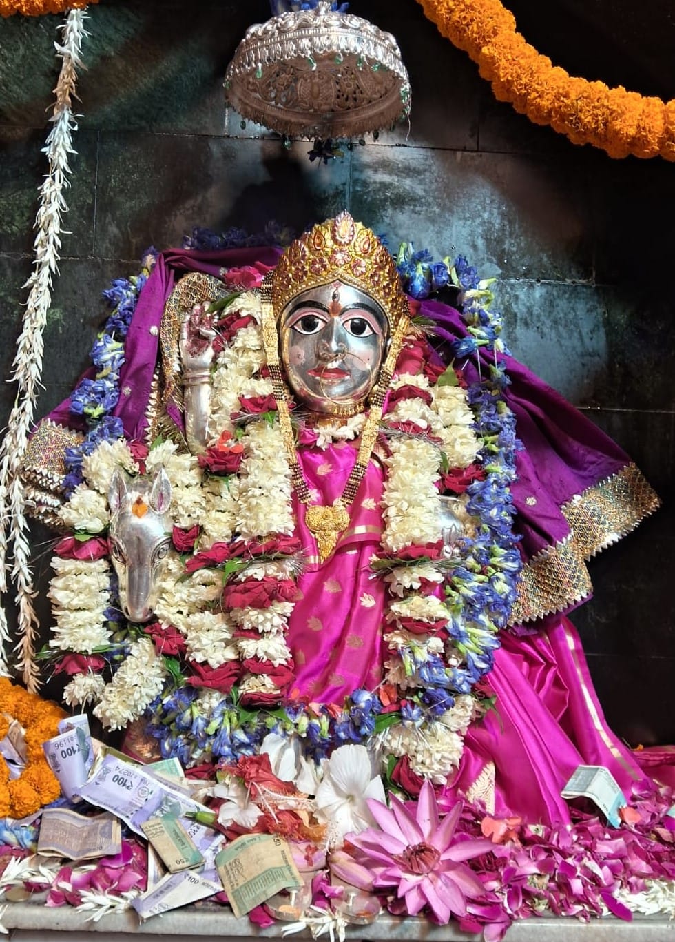 नई बाजार मेंआकर्षक झालरों से सजाया गया माता शीतला मंदिर। संवाद