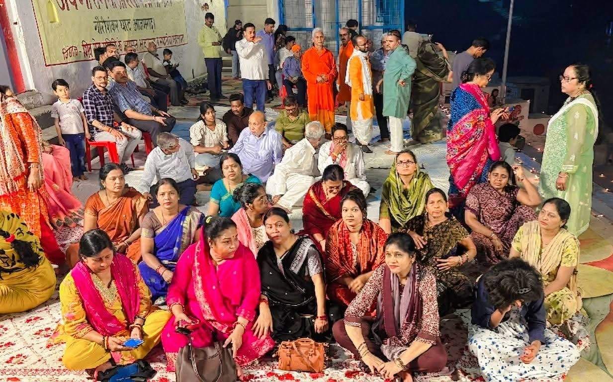 नव संवत्सर पर गौरी शंकर घाट पर दीप जलाती महिलाएं। श्रोत-आयोजक