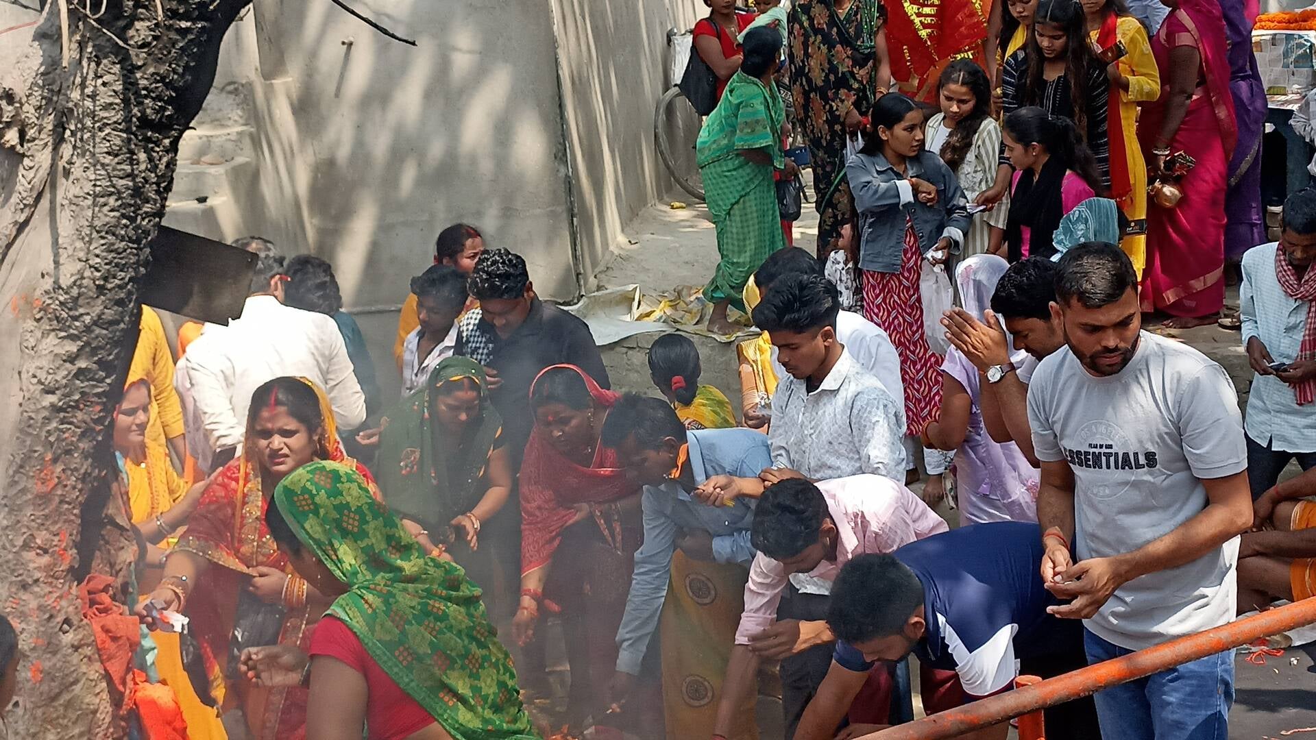 नवरात्र के पहले दिन खिरकिया दुर्गा मंदिर परिसर में पुजा अर्चना करने के लिए जुटी लोगों की भीड़। नवरात्र के पहले दिन खिरकिया दुर्गा मंदिर परिसर में पुजा अर्चना करने के लिए जुटी लोगों की भीड़।