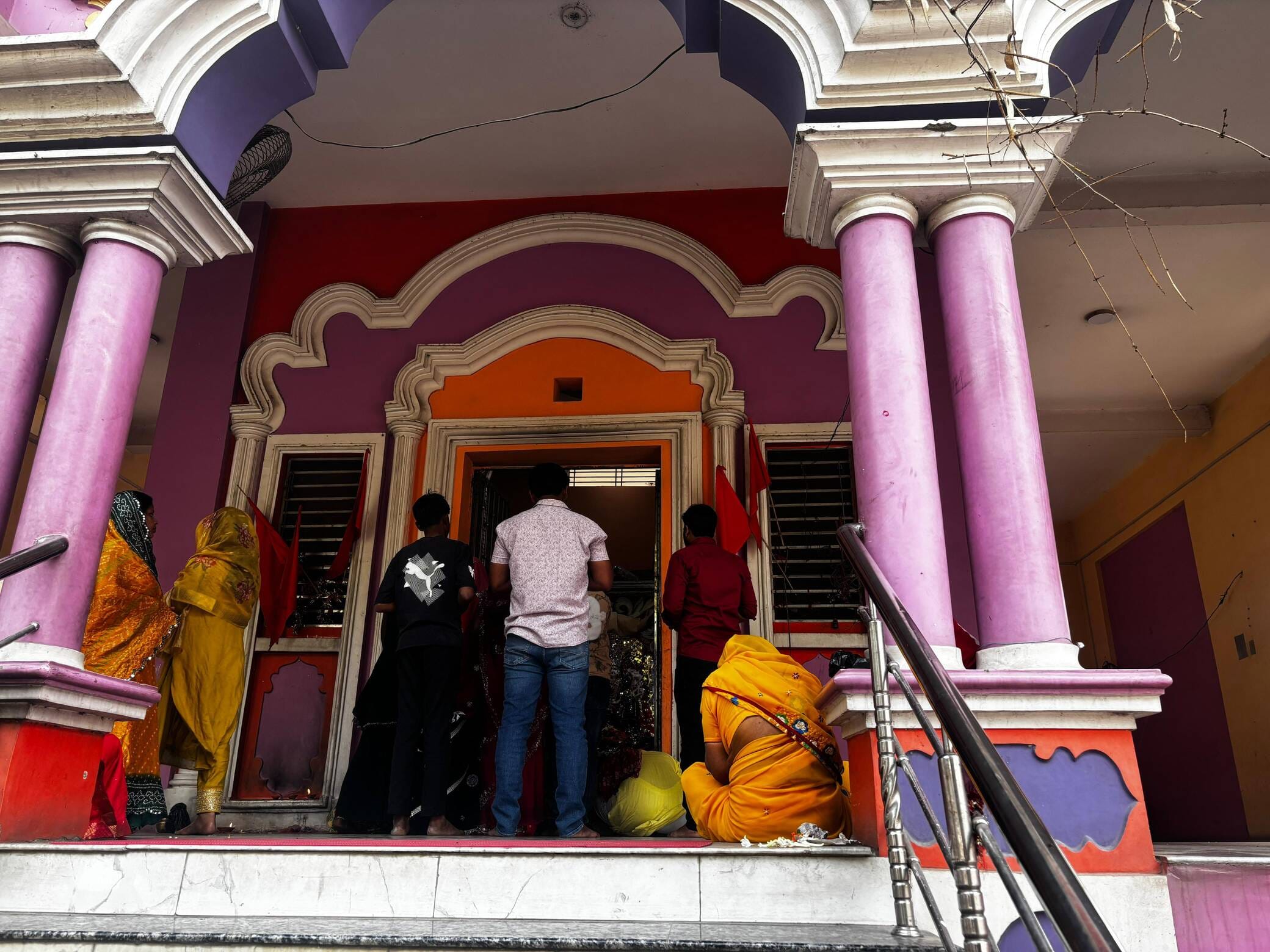 नवरात्र पर समय माता मंदिर में दर्शन करते श्रद्धालु-संवाद