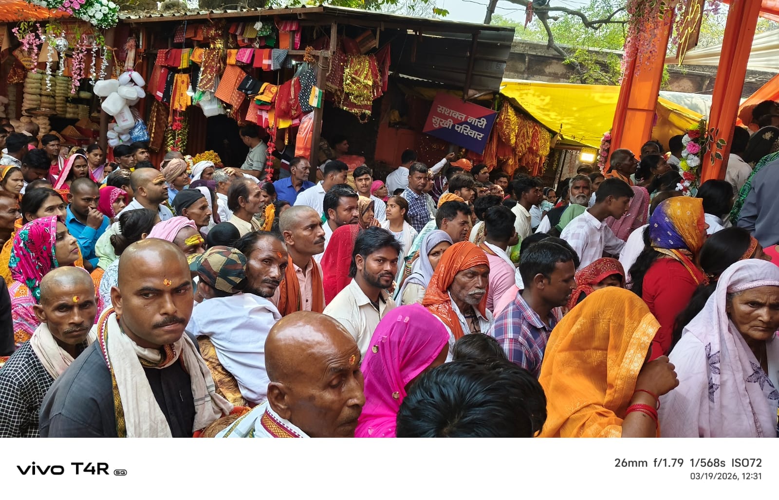 पश्चिम शरीरा स्थित झारखंडी देवी मंदिर में पूजा-अर्चना के लिए कतार में खड़े श्रद्धालु। स्श्रो