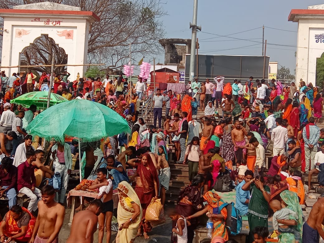 पश्चिम शरीरा स्थित झारखंडी देवी मंदिर में पूजा-अर्चना के लिए कतार में खड़े श्रद्धालु। स्श्रो