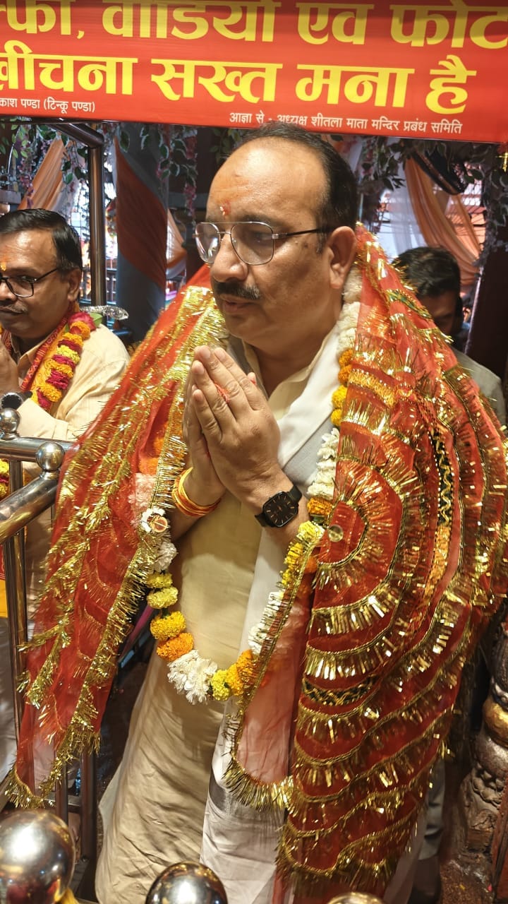 पश्चिम शरीरा स्थित झारखंडी देवी मंदिर में पूजा-अर्चना के लिए कतार में खड़े श्रद्धालु। स्श्रो