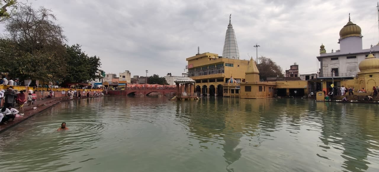 पिहोवा। चैत्र चौदस मेले के अंतिम दिन स्नान के बाद पिंडदान करवाते श्रद्वालु। आयोजक