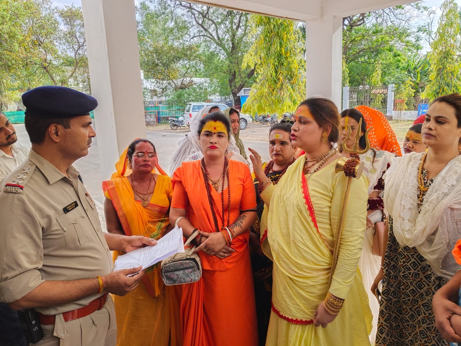 पुलिस को ज्ञापन देते किन्नर