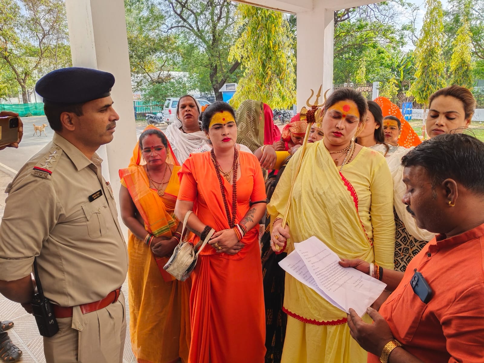 पुलिस को ज्ञापन देते किन्नर