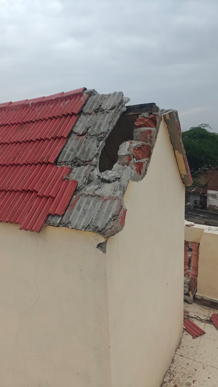 सेक्टर एक में टूटी पेड़ की टहनियां। संवाद सेक्टर एक में टूटी पेड़ की टहनियां। संवाद