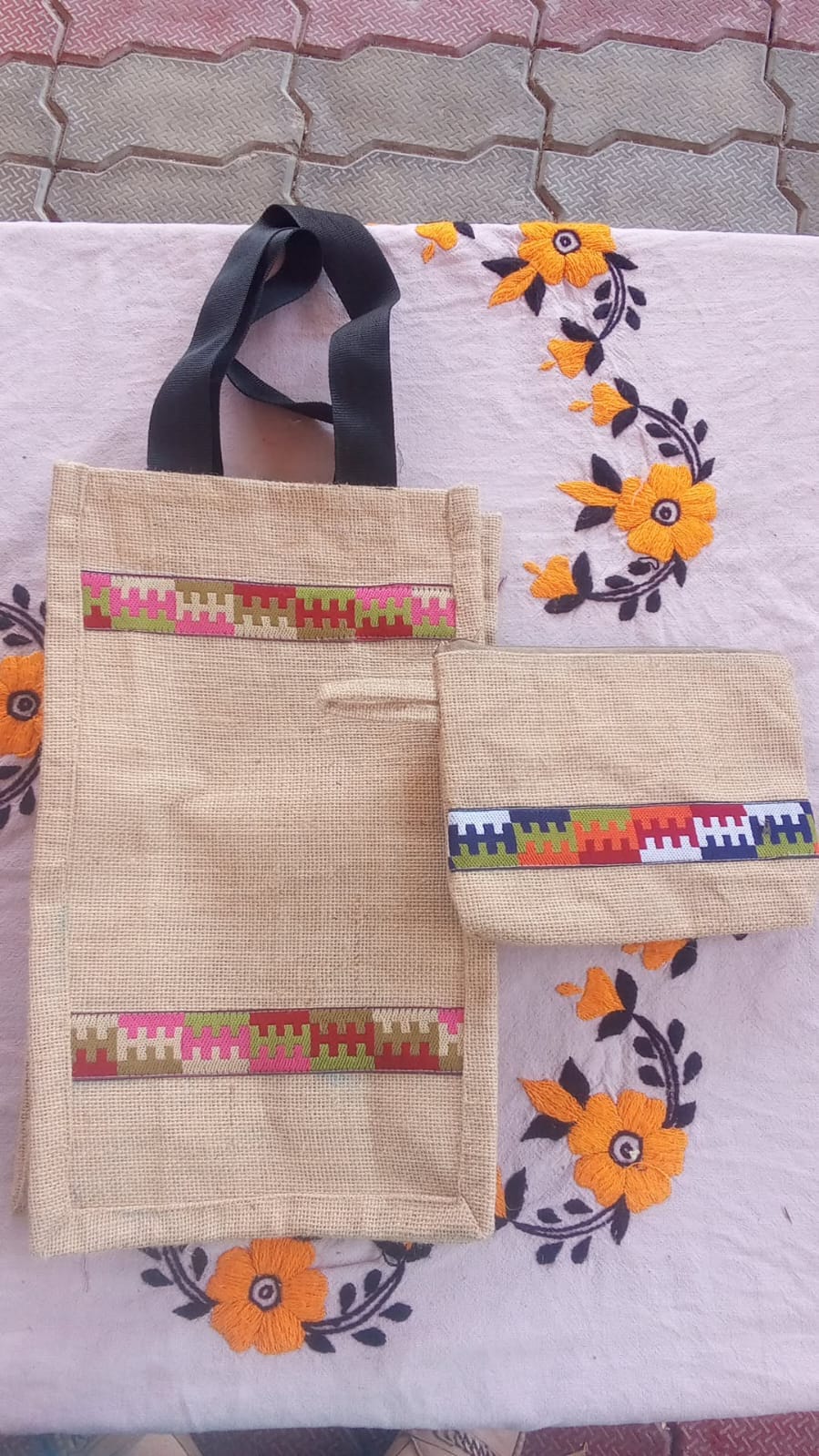 स्पलूही की अंजना  घर पर जूट के बैग तैयार करते हुए। संवाद