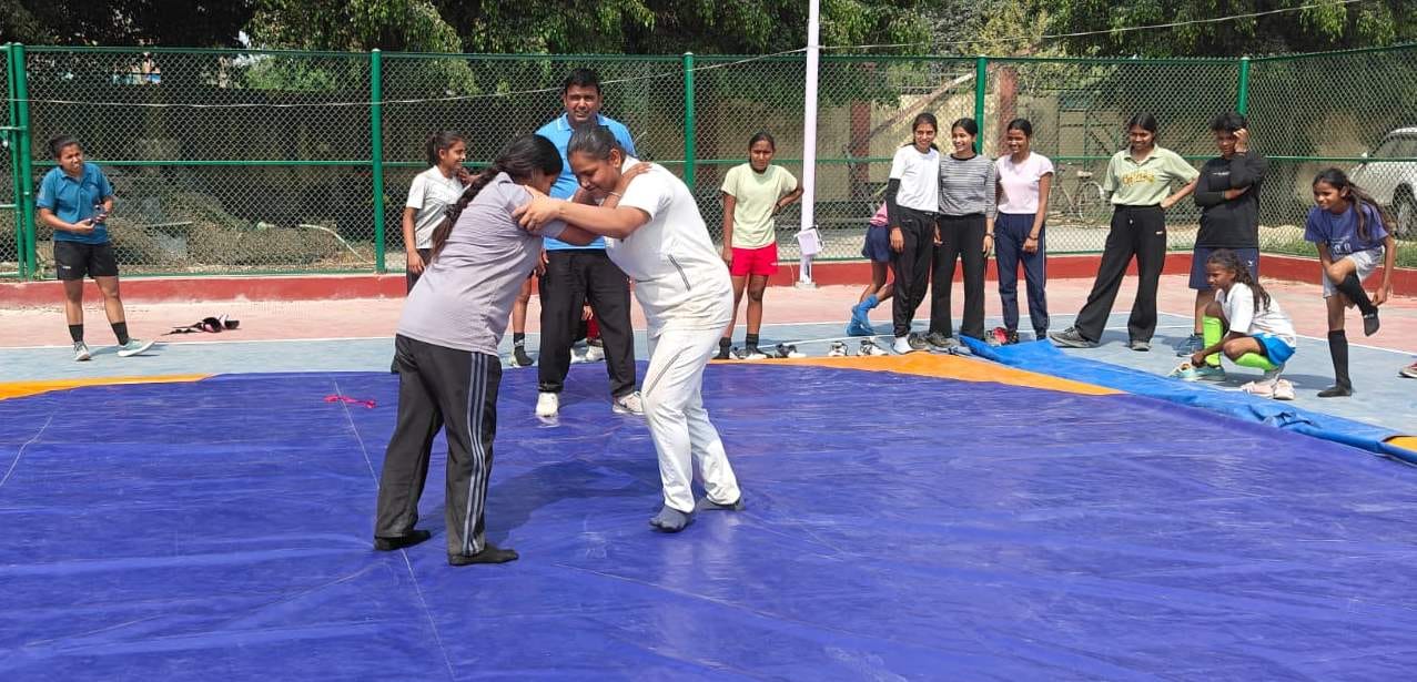स्टेडियम में आयोजित हॉकी प्रतियोगिता में तरवां बना चैंपियन, ट्राफी के साथ खिलाड़ी। श्रोत- जिला