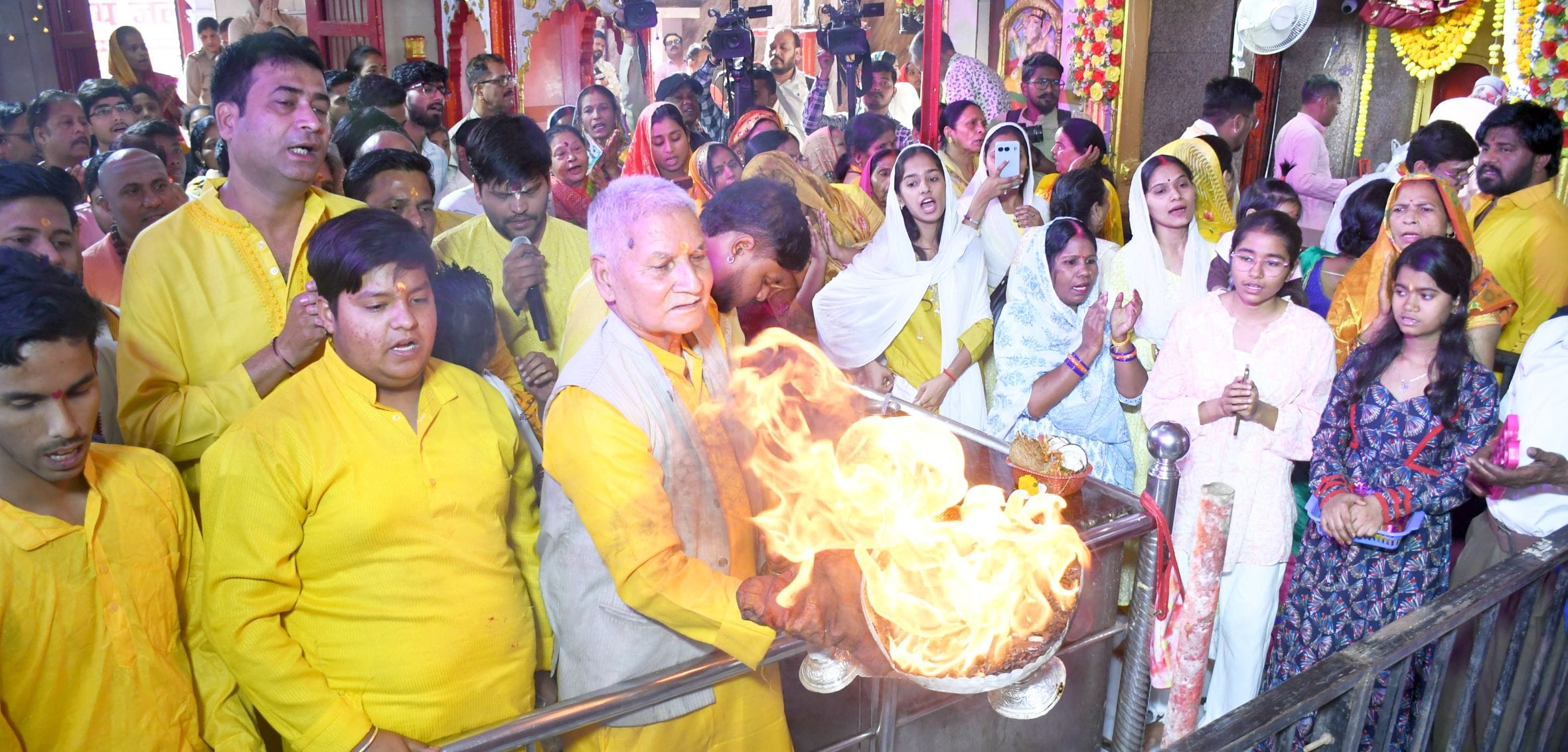 शैलपुत्री के चरणों में नतमस्तक हुई राजधानी