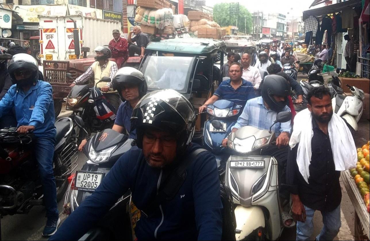 शामली में एम एसके रोड पर गन्ने के वाहनों लगा जाम ।  संवाद