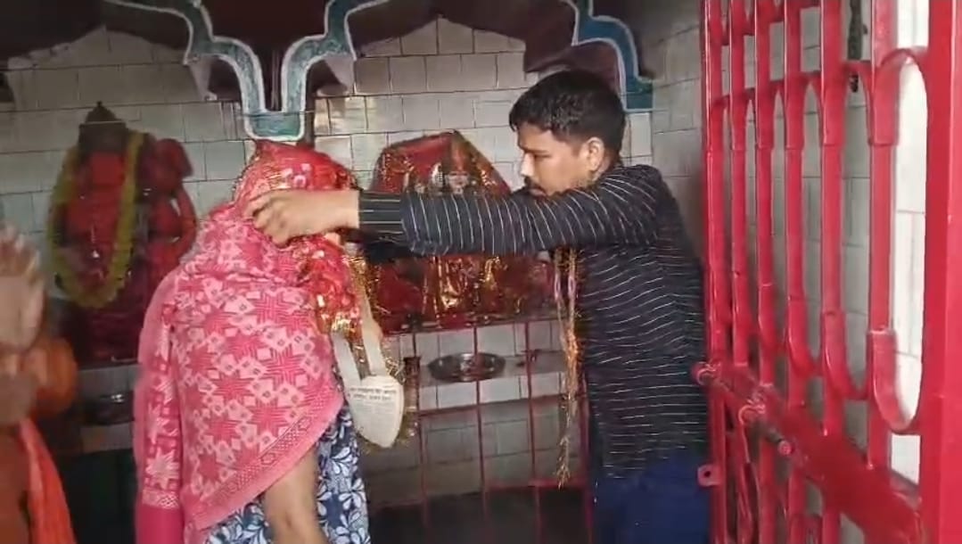 शादी के दौरान की तस्वीर