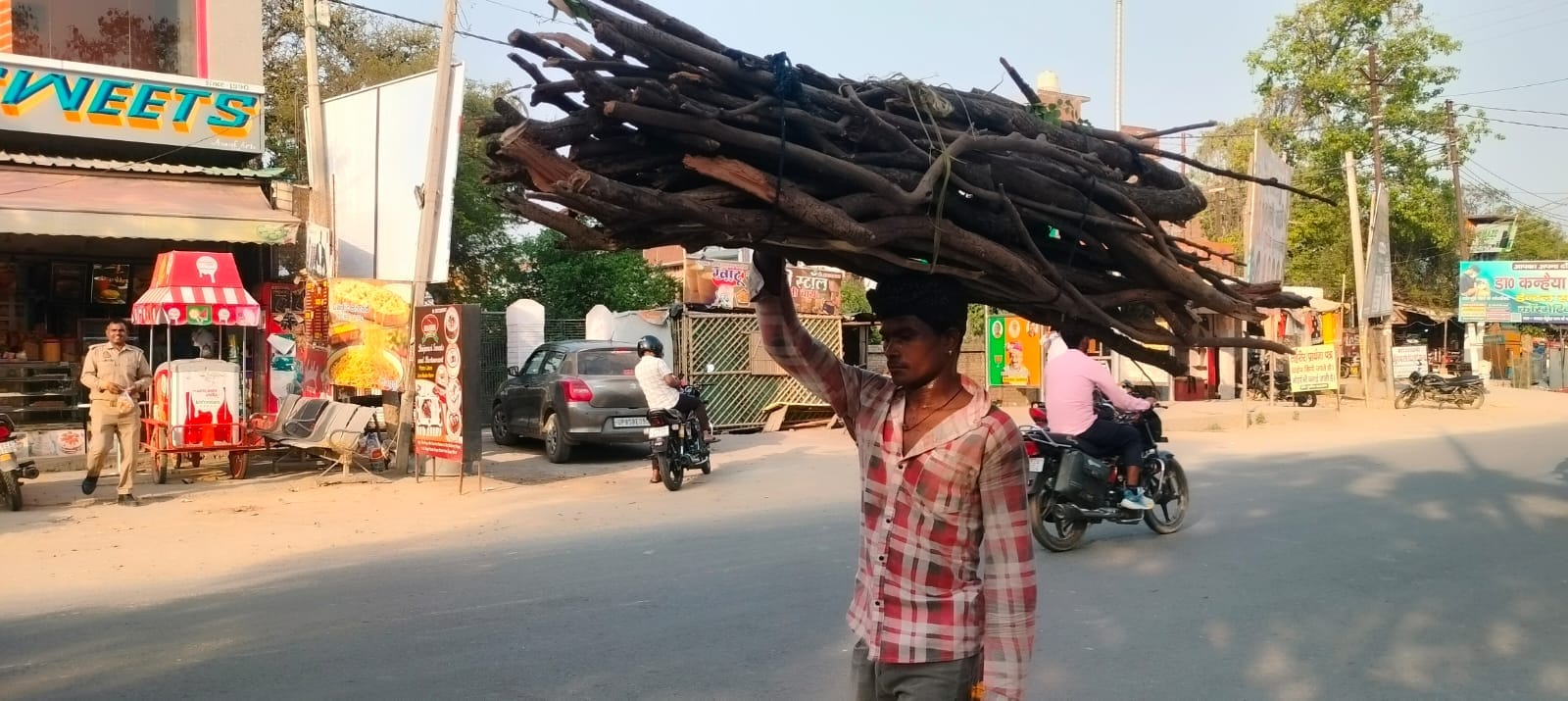 ठंडी सड़क स्थित गैस एजेंसी पर केवाईसी कराते लोग। संवाद ठंडी सड़क स्थित गैस एजेंसी पर केवाईसी कराते लोग। संवाद