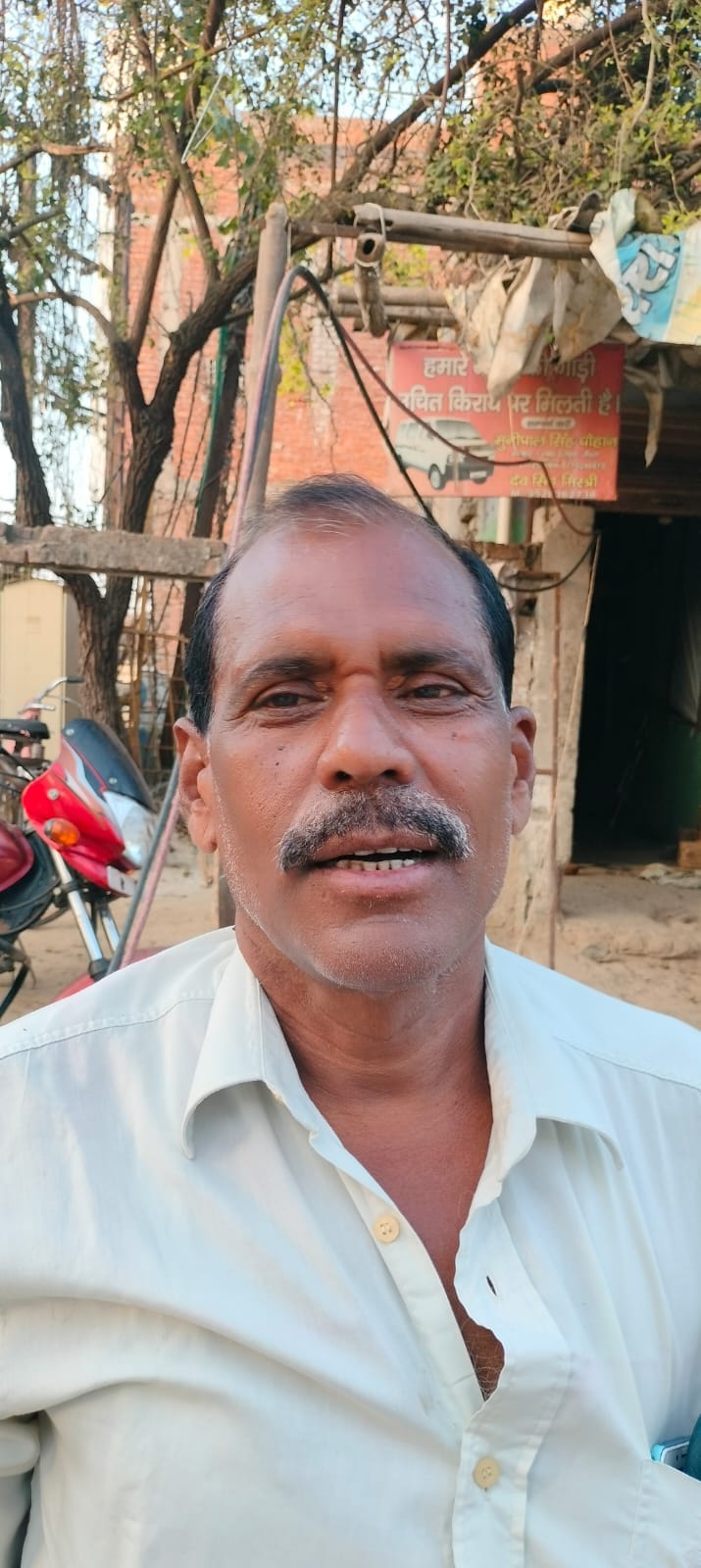 ठंडी सड़क स्थित गैस एजेंसी पर केवाईसी कराते लोग। संवाद ठंडी सड़क स्थित गैस एजेंसी पर केवाईसी कराते लोग। संवाद